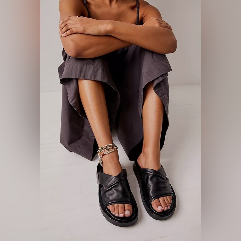 NWT Sumner Slip On Sandals - Picture 3 of 4